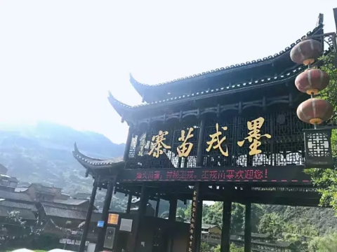 鳳凰古城、晚會、矮寨大橋、魔鬼玻璃棧道、墨戎苗寨汽車兩日游