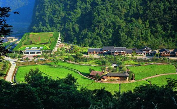 　　D4線：黃龍洞、袁家界、天子山、金鞭溪、夯吾苗寨、鳳凰古城“養(yǎng)心潤肺”之旅品質(zhì)純玩3晚4日游