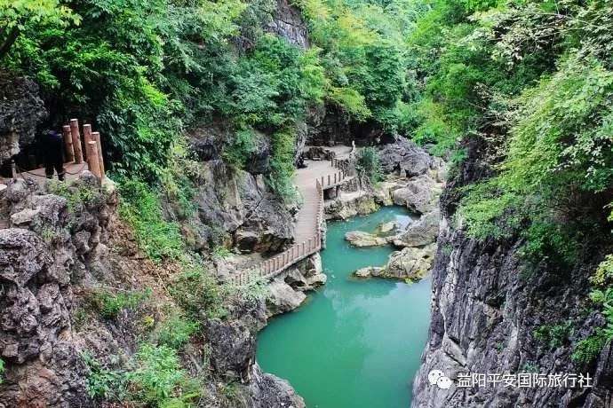 貴州黃果樹大瀑布、梵凈山、西江千戶苗寨、荔波大小七孔、鎮(zhèn)遠(yuǎn)古城遵義會議會址、息烽集中營汽車七日游